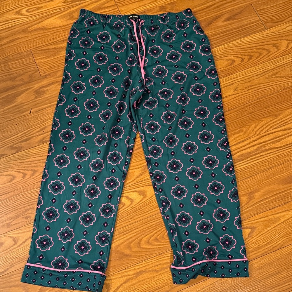 Elegant Floral Pajama Set - Black and Pink Accents - Picture 5 of 8